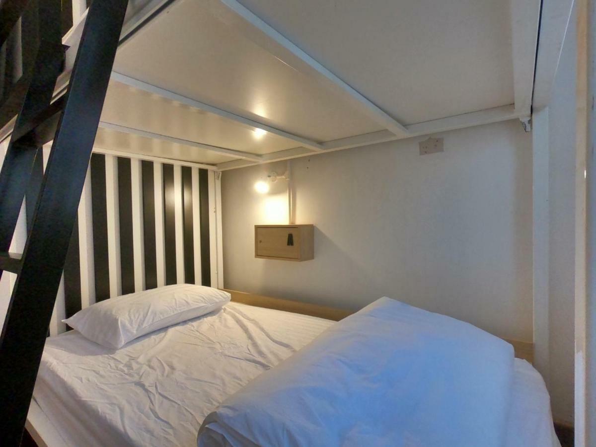 Zleepinezz Hostel Ayutthaya Bagian luar foto